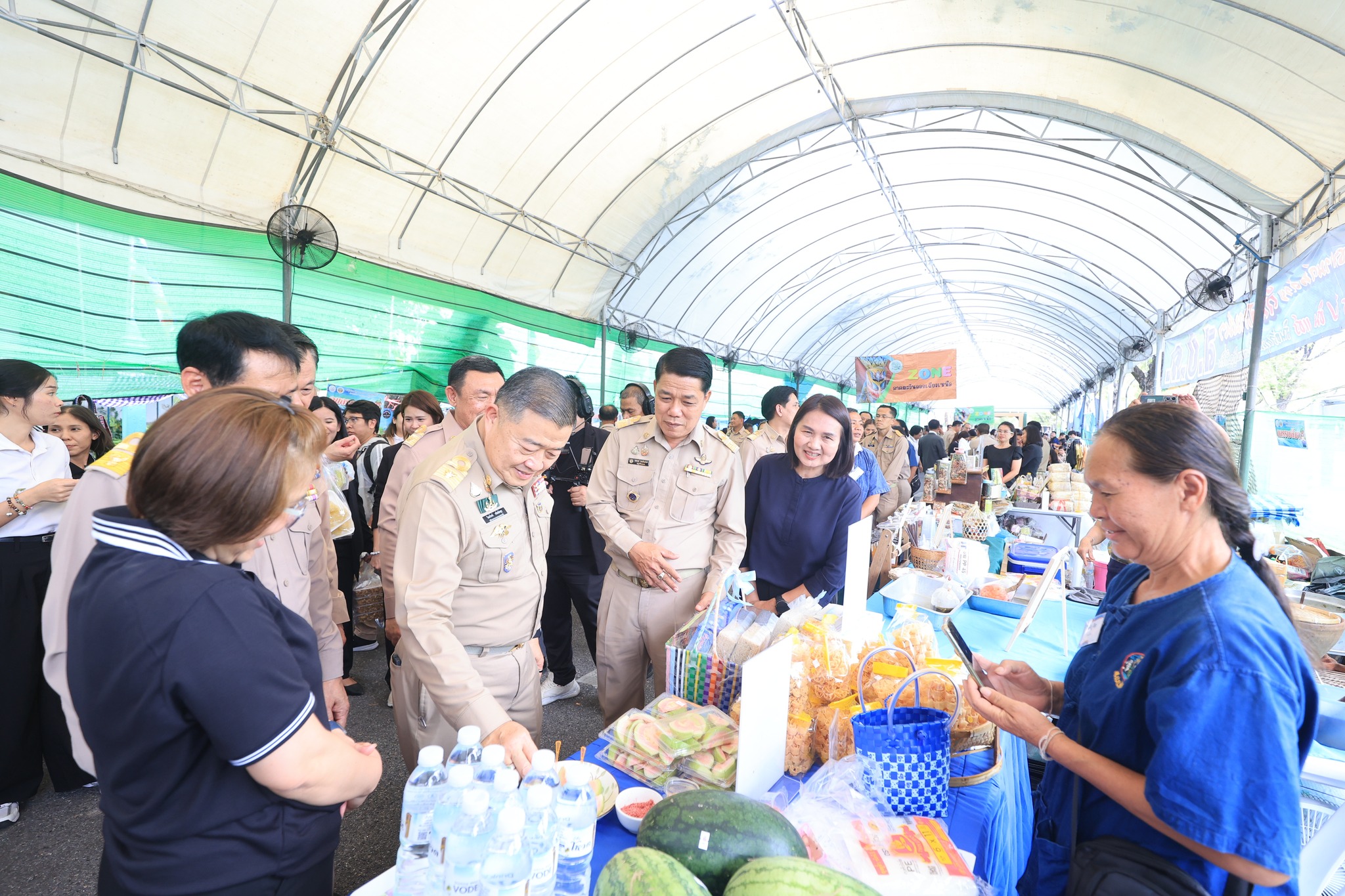 title - ปลัดกระทรวงเกษตรฯ และผู้บริหาร ส.ป.ก. เยี่ยมชมร้านค้า ในงานวันคล้ายวันสถาปนา ส.ป.ก. ครบรอบ 51 ปี